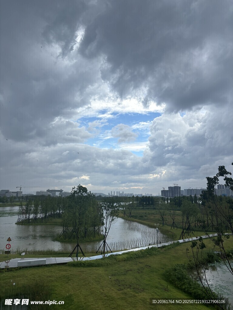 湖畔陰云下的寧靜風(fēng)光