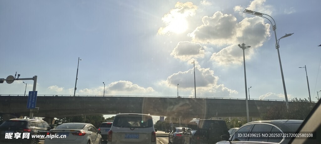 陽光下車流繁忙的高架橋
