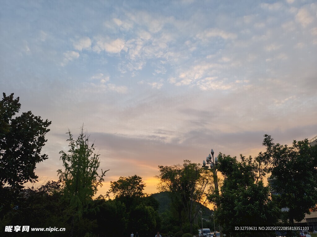 夕陽(yáng)下的樹(shù)林與天空美景