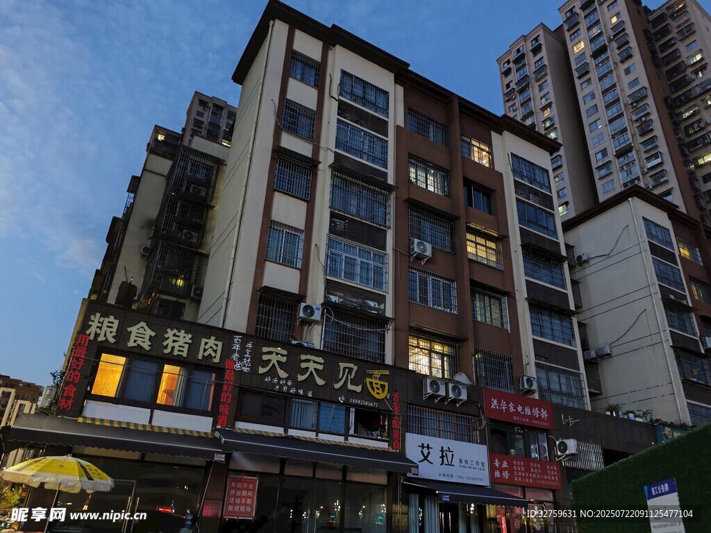 城市街邊多層商業(yè)建筑