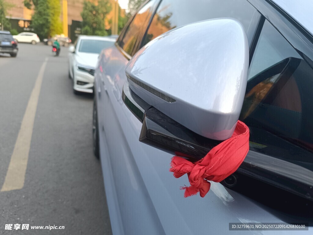 新車后視鏡系紅綢裝飾