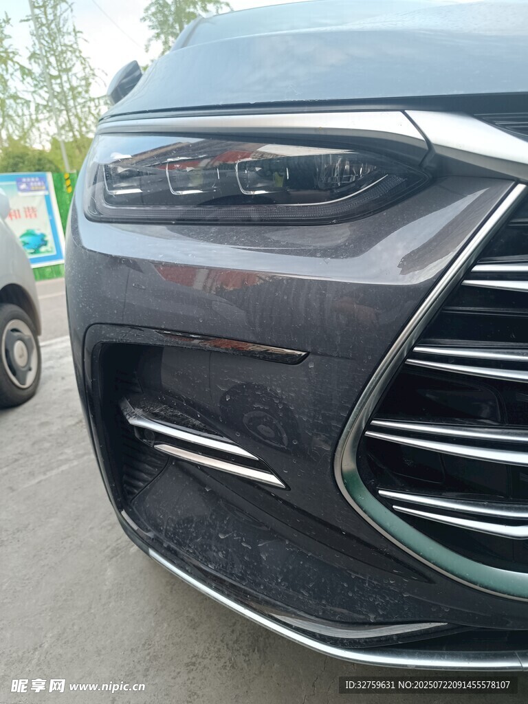 黑色汽車前臉特寫