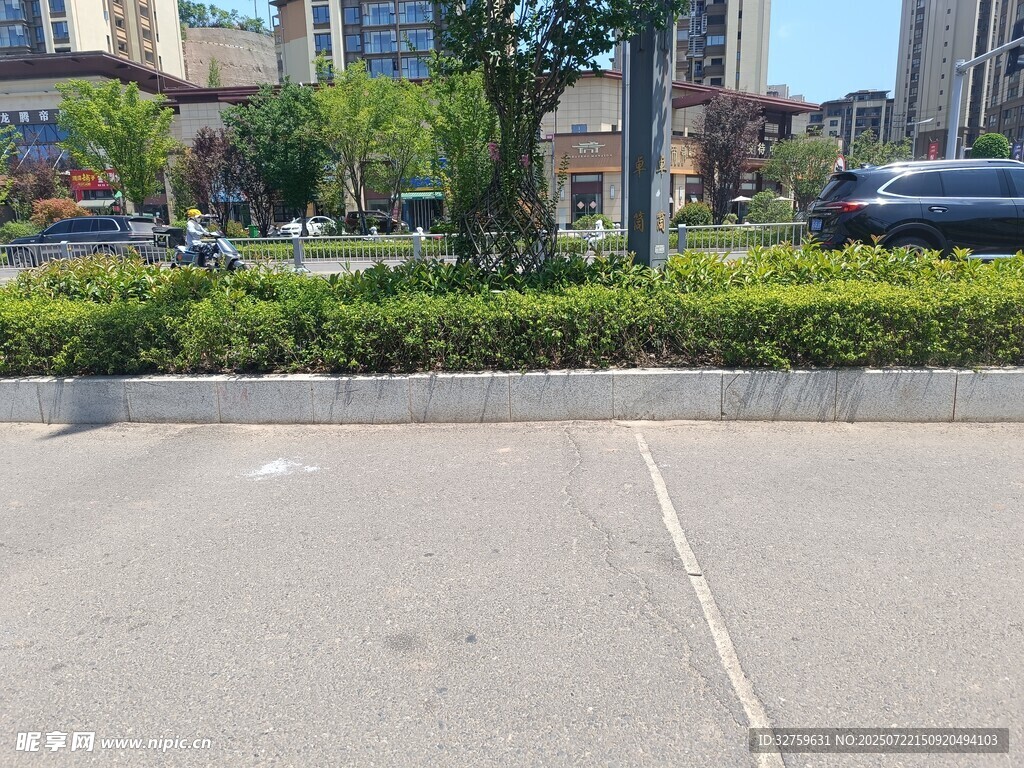 城市道路旁的綠化帶景觀
