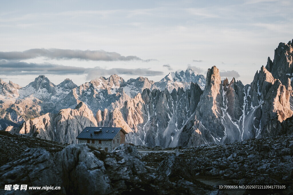 山間小屋映于壯麗群峰