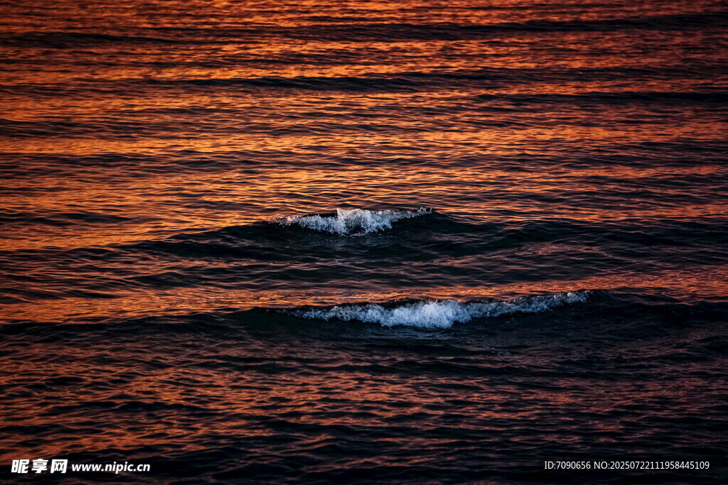 夕陽(yáng)下的海浪美景