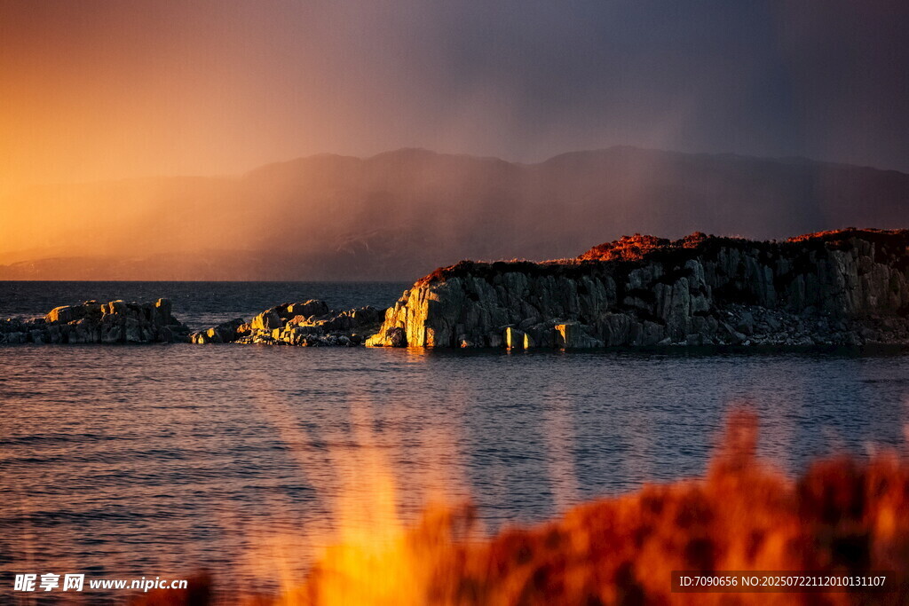 夕陽下的湖畔美景