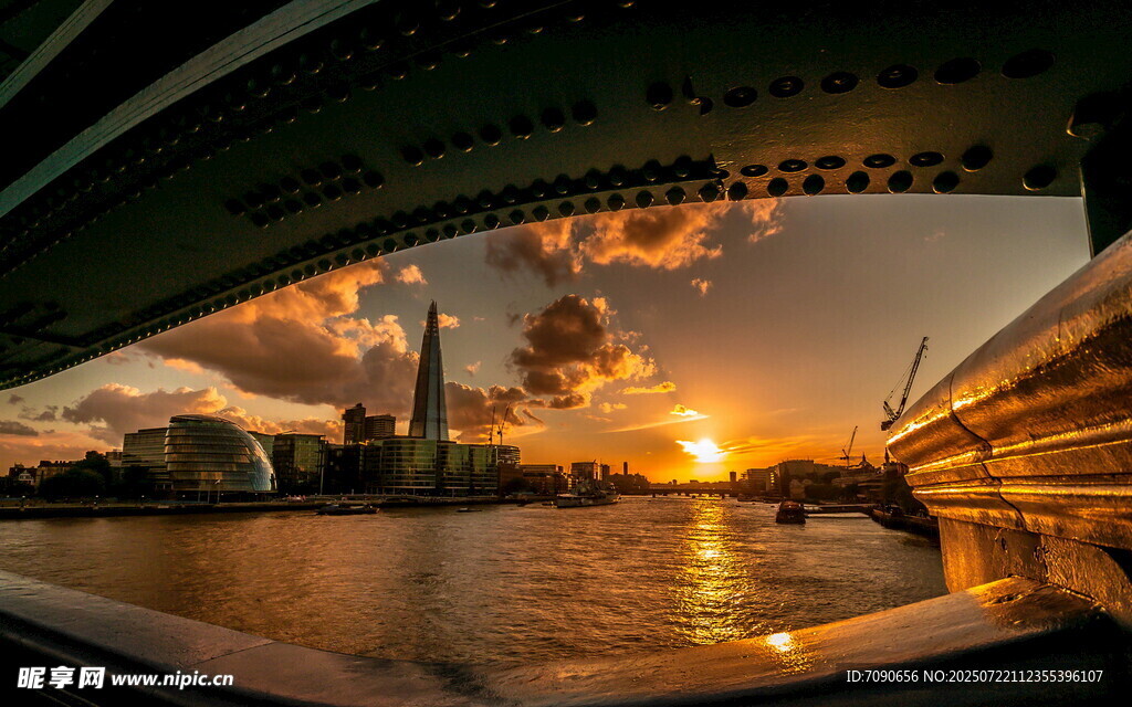 夕陽下的城市橋梁美景
