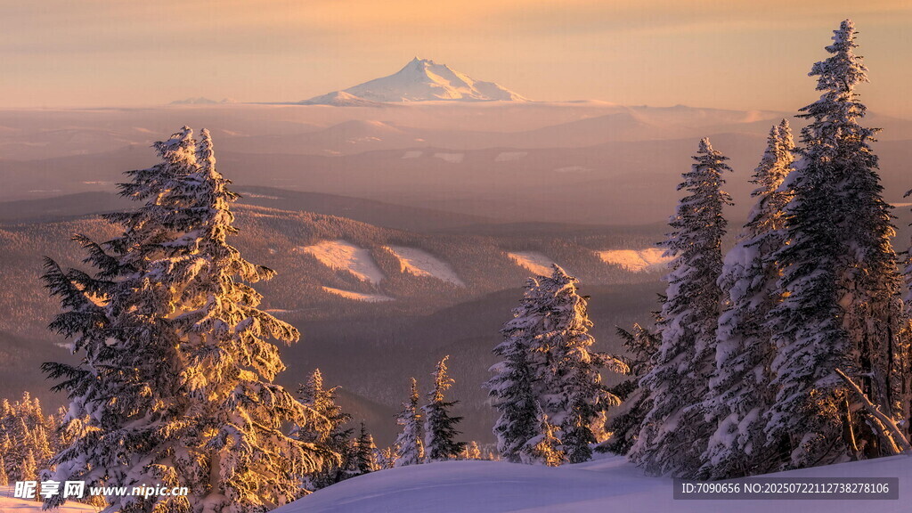雪覆山林中的壯麗遠山景色