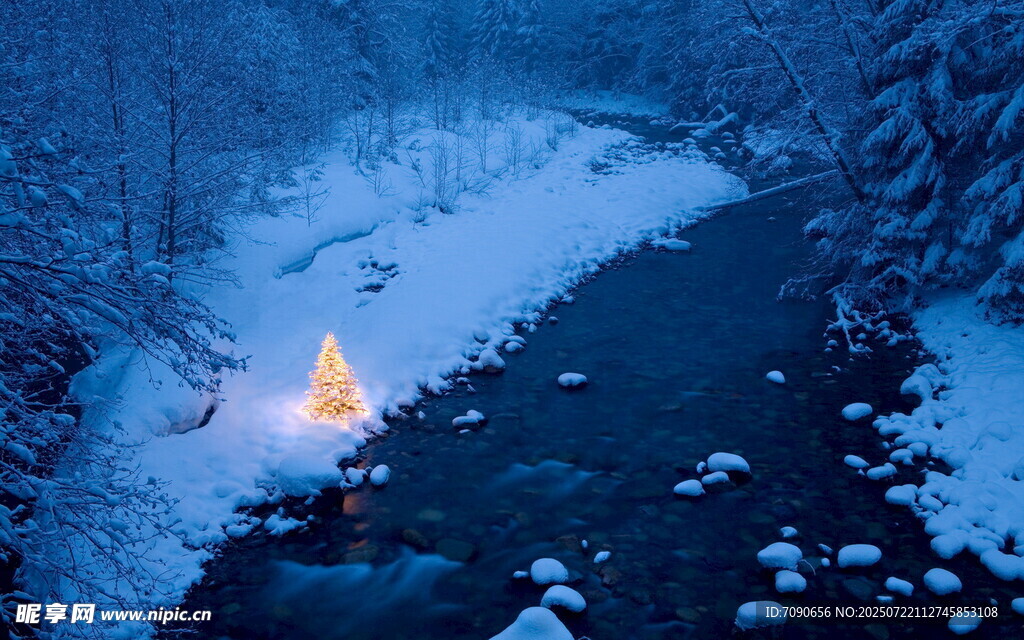 雪夜溪邊的溫暖小燈