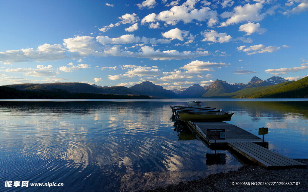 寧靜湖畔美景