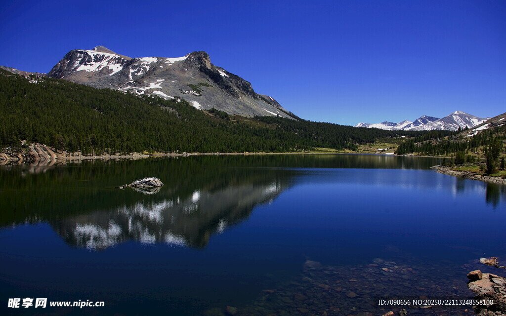 寧靜高山湖泊美景