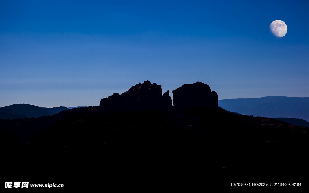 月夜下的山巒剪影