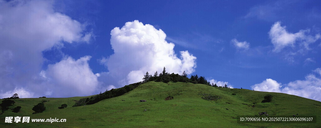 青山藍(lán)天間的美麗景致