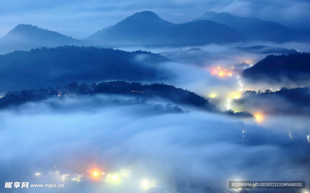 山間云海中的璀璨燈火