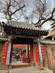 古宅門前掛紅燈籠的景致