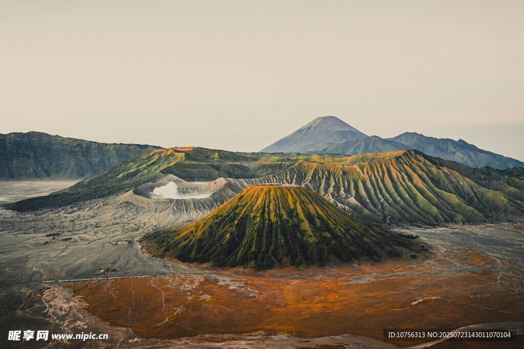 壯麗火山景觀俯瞰圖