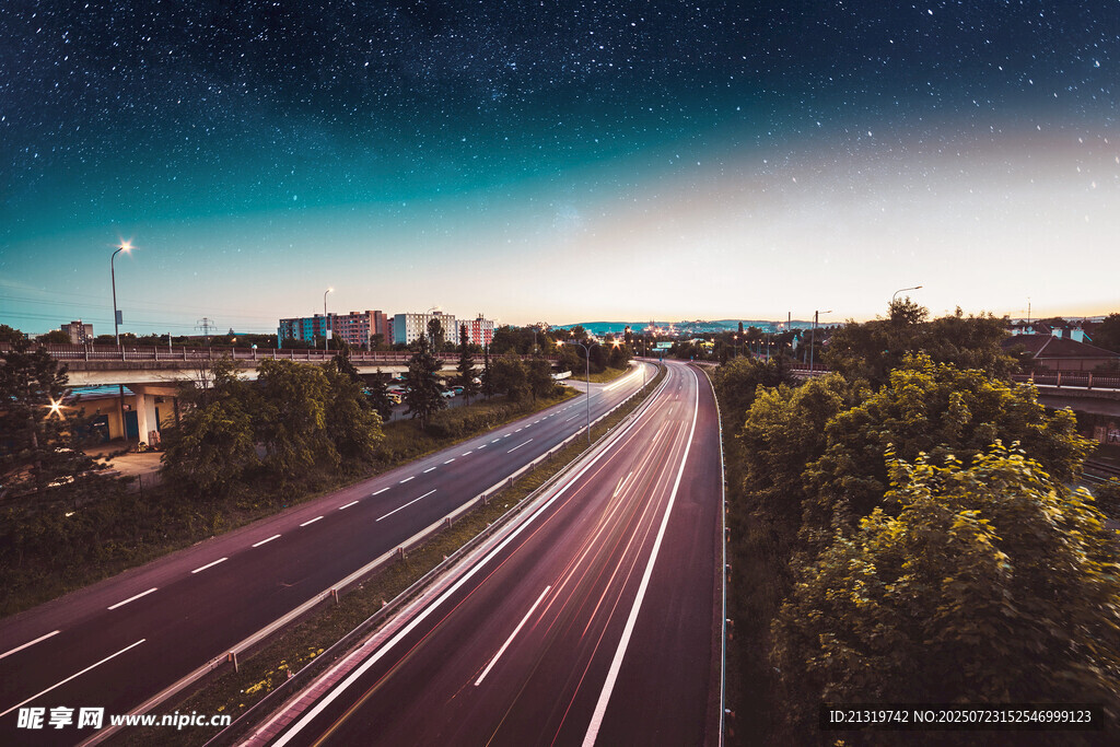 夜幕下的公路與璀璨星空