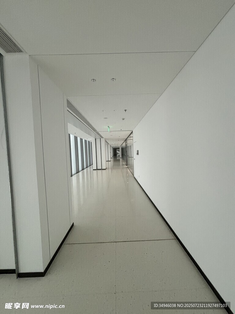 現(xiàn)代簡約風格的空曠走廊
