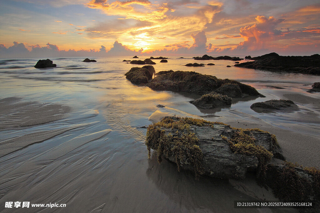 夕陽下的美麗海灘景致