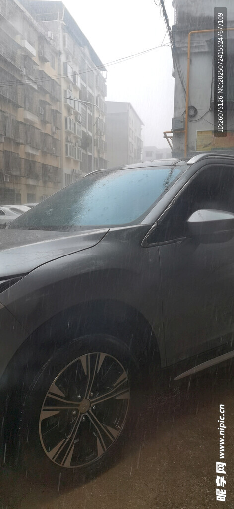 雨中停放的黑色SUV