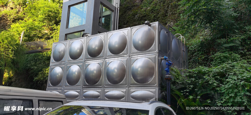 金屬儲水箱隱于綠植間