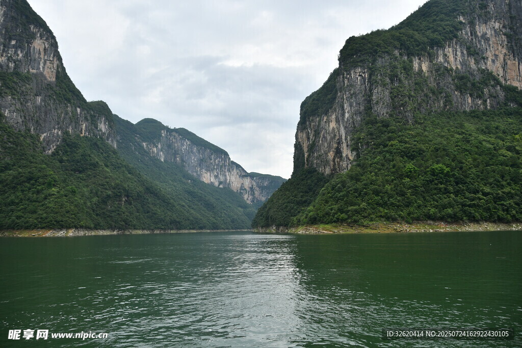 壯麗山水間的碧綠江河