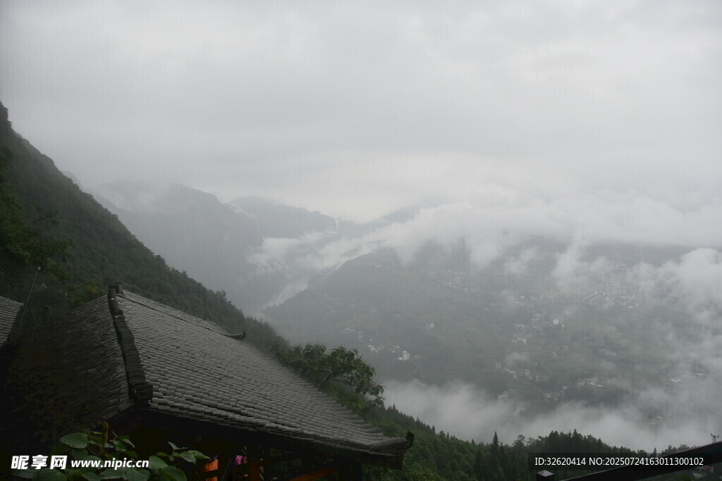 山間云霧繚繞的靜謐景致