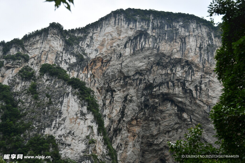 陡峭巍峨的壯麗山景