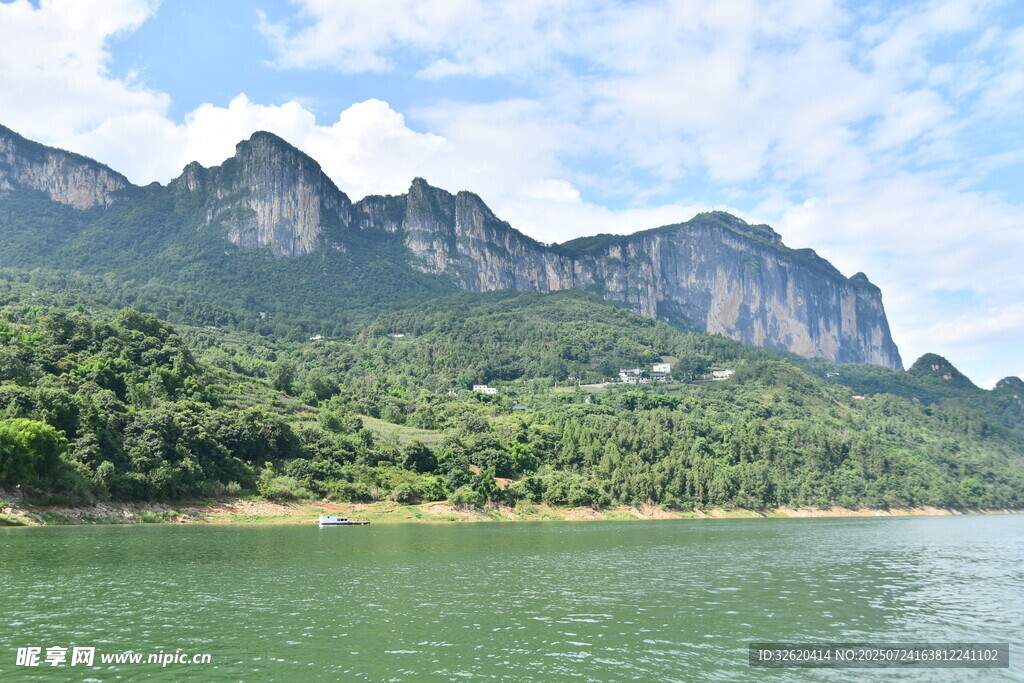 青山綠水間的秀麗江景