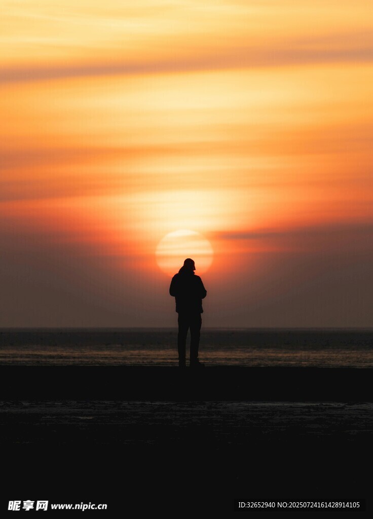 夕陽下的孤獨(dú)身影
