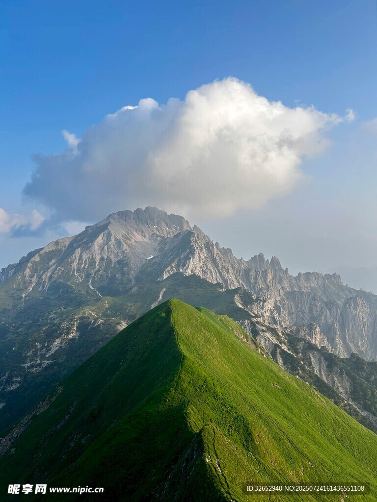 青山之巔云繞巍峨山巒