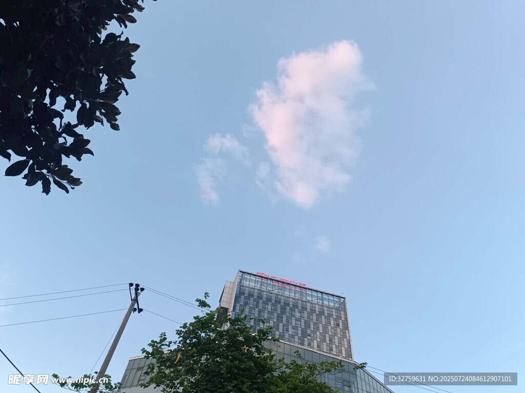 城市上空的夢幻粉色云朵