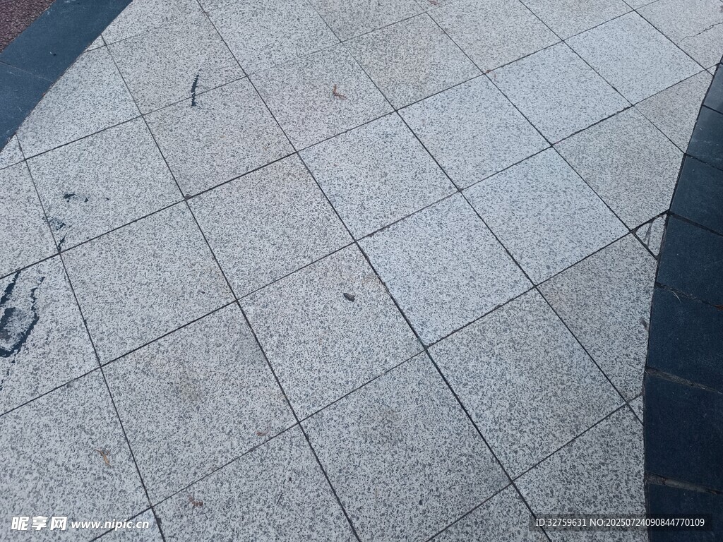 灰白瓷磚地面局部景象