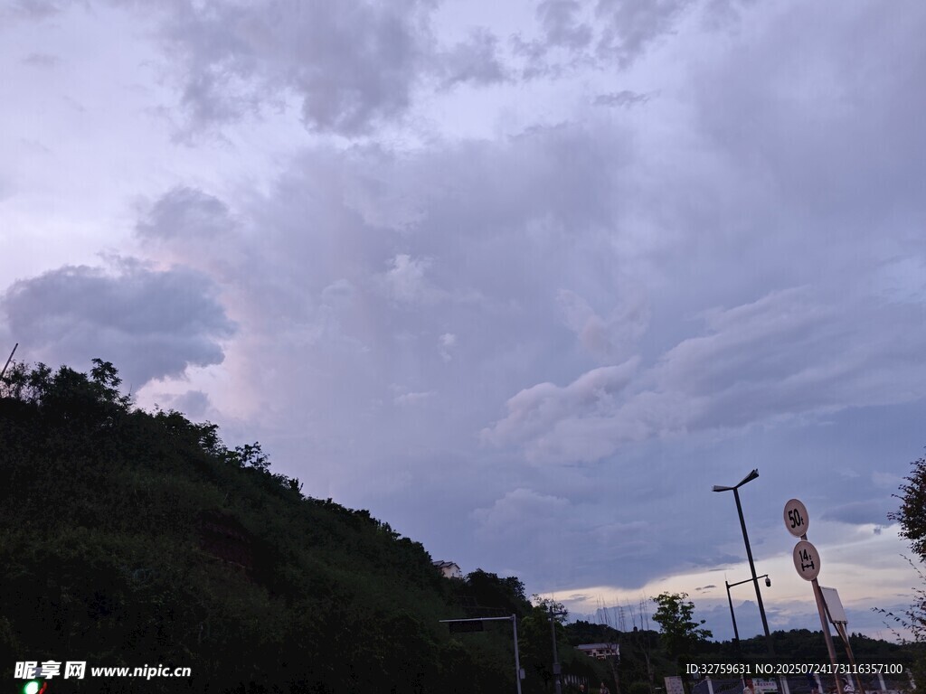 黃昏時分的山林與天空