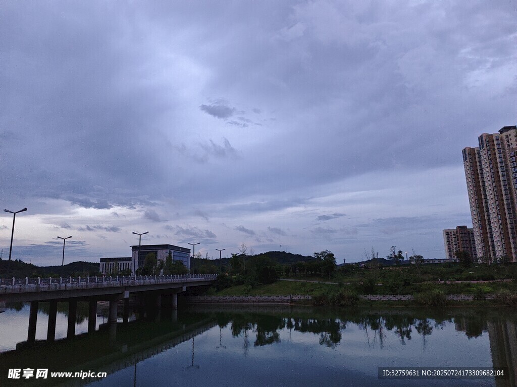 城市湖畔陰云下的景致
