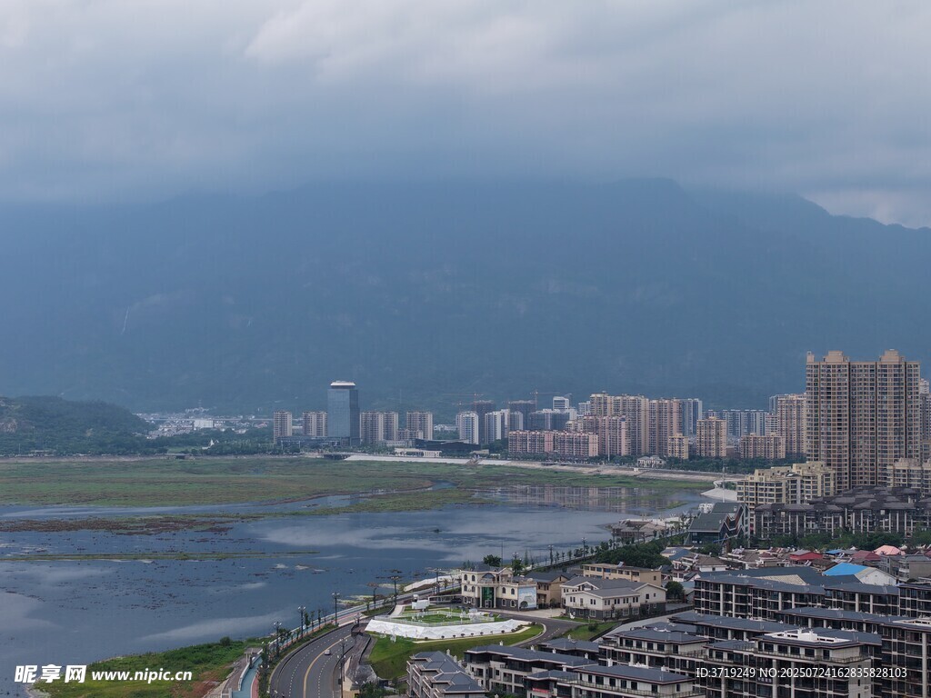 城市河畔風景遠眺