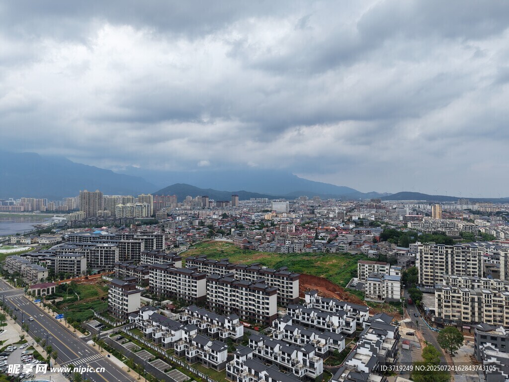 城市俯瞰景觀 云繞遠(yuǎn)山