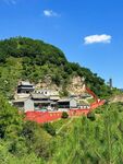 山間紅墻建筑景觀