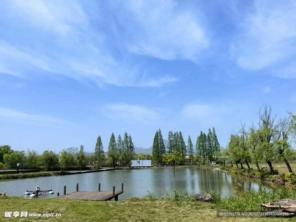 湖畔風光   綠樹藍天映碧水
