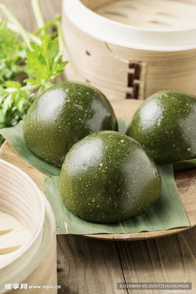 清新青團(tuán)擺于竹制餐具上