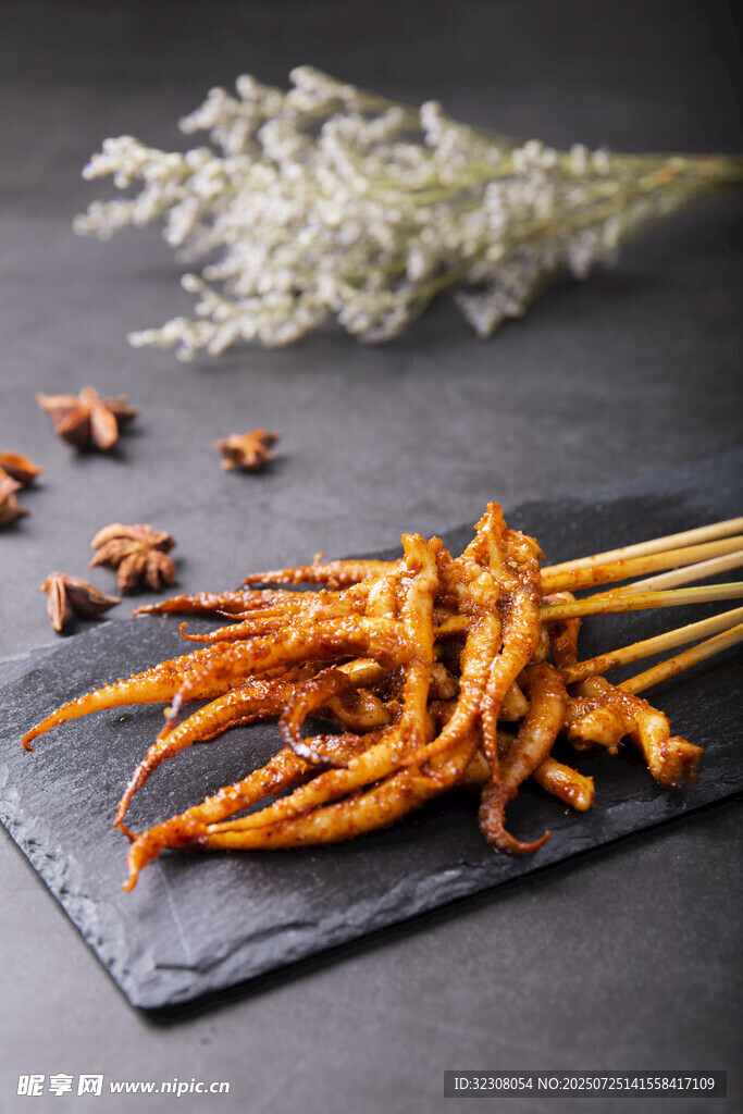 美味烤串?dāng)[于石板上