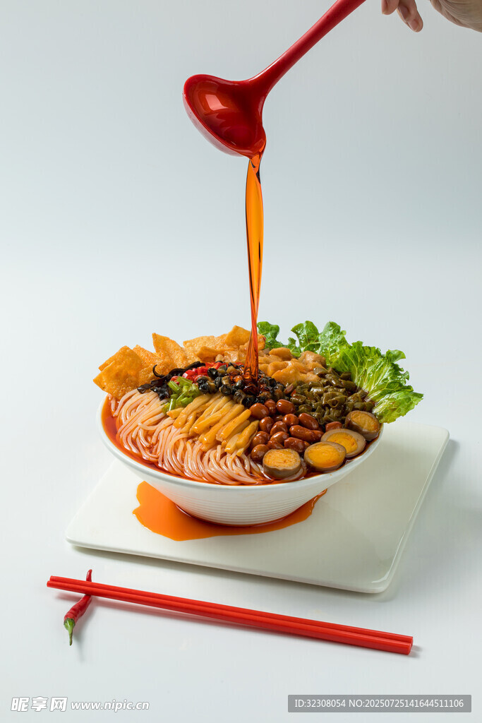 美味拌面澆汁瞬間
