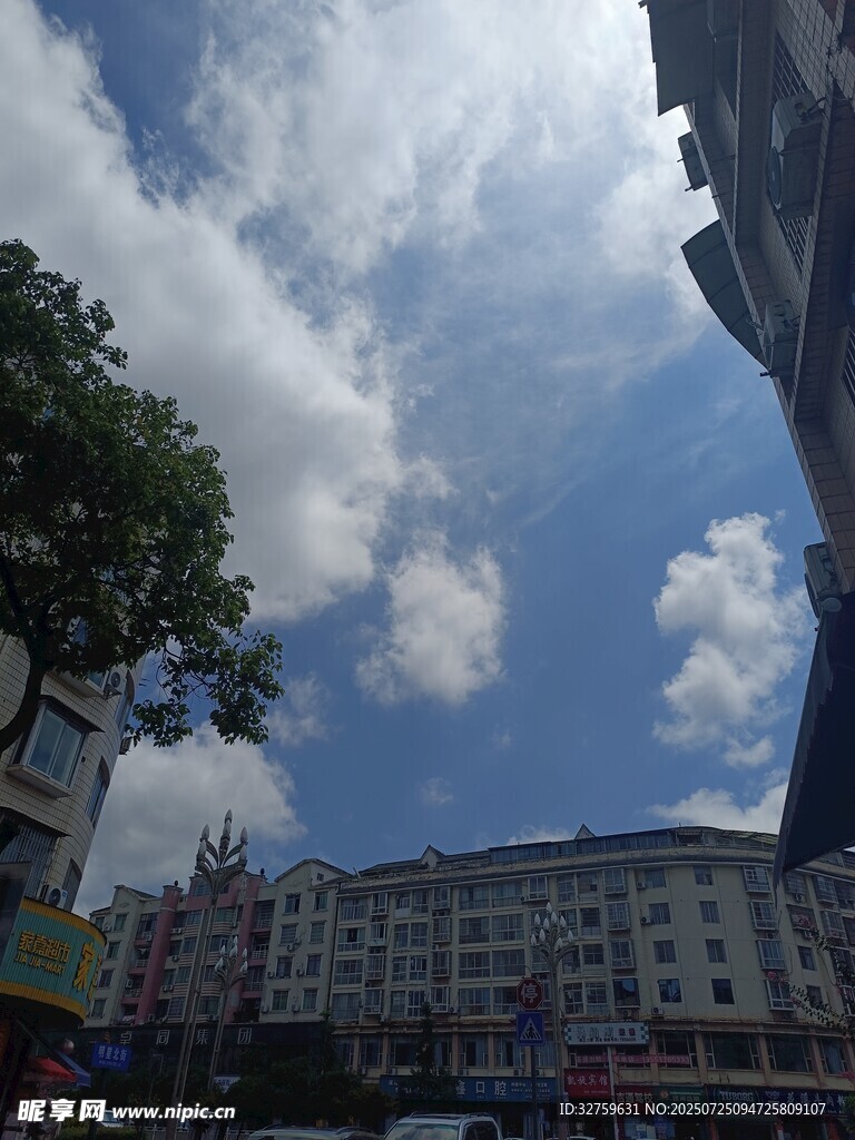 城市街道藍天白云景象