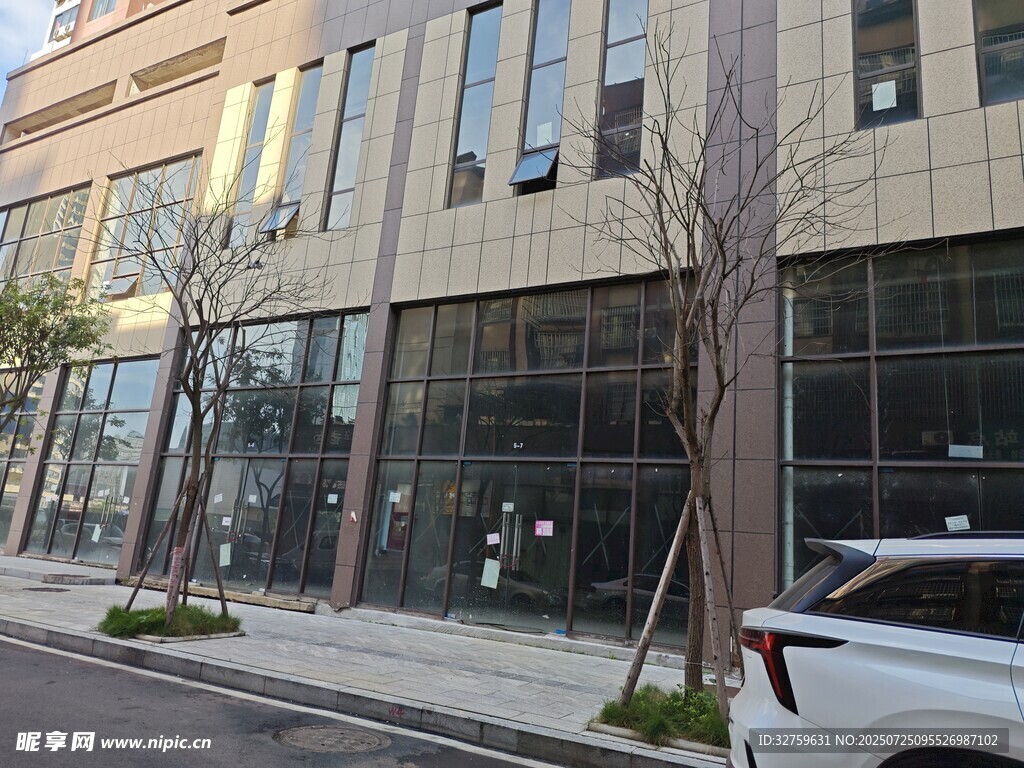 城市街道旁的現(xiàn)代建筑外觀