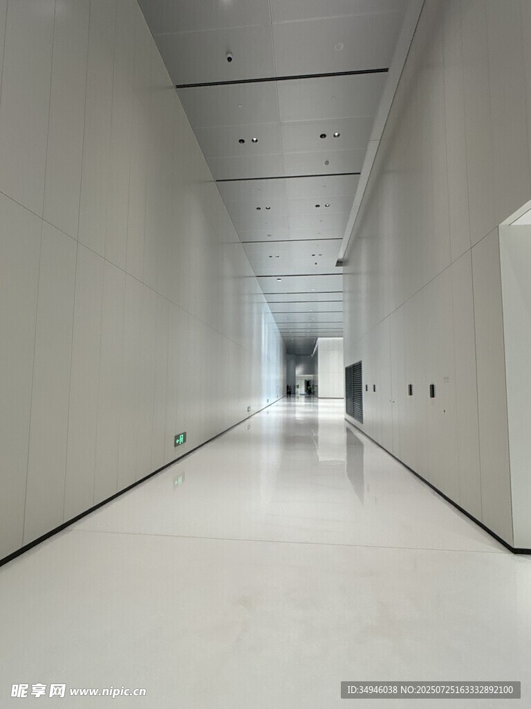 現(xiàn)代簡約風格的空曠走廊