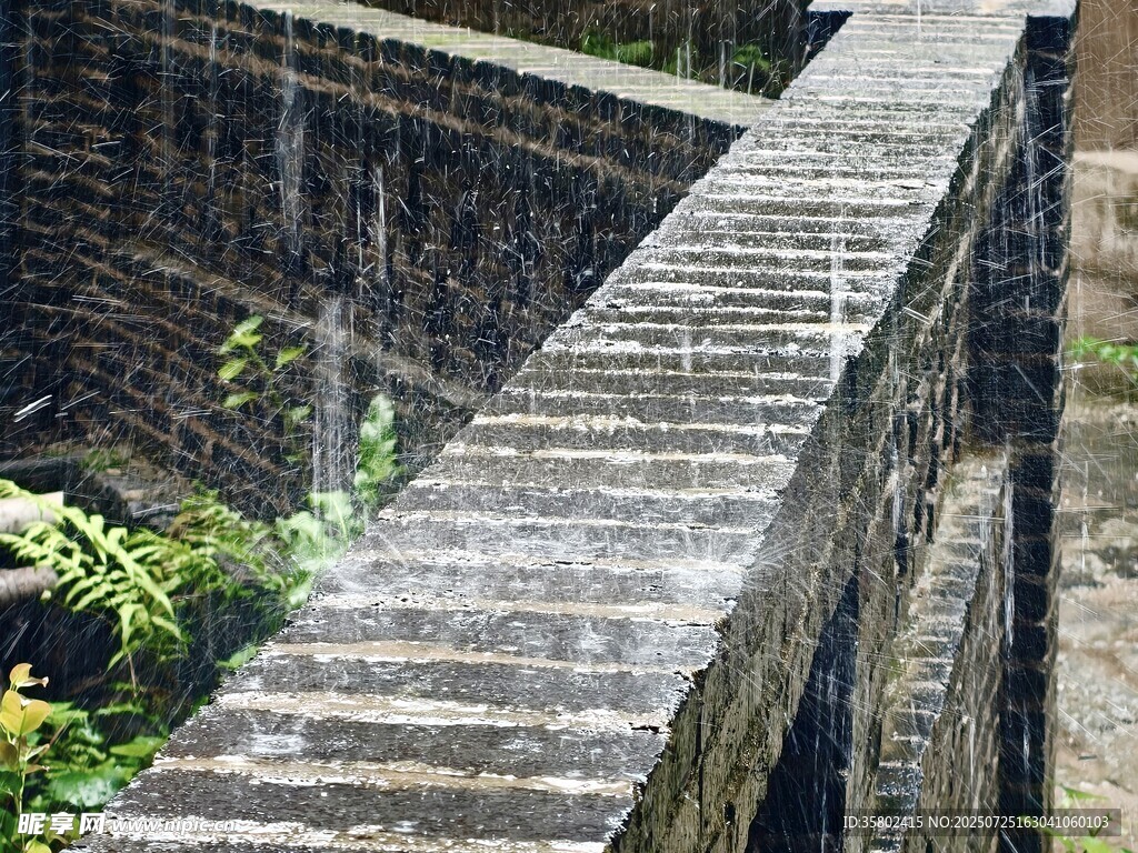雨中石階 滴落的詩意