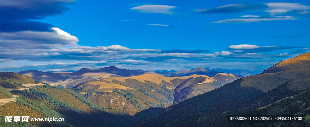藍(lán)天白云下的壯麗山景