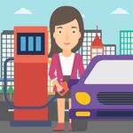 女士在城市加油站給車加油