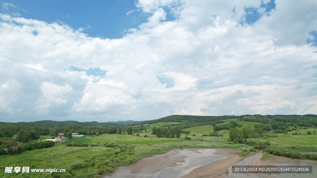 廣袤綠野與藍天白云美景