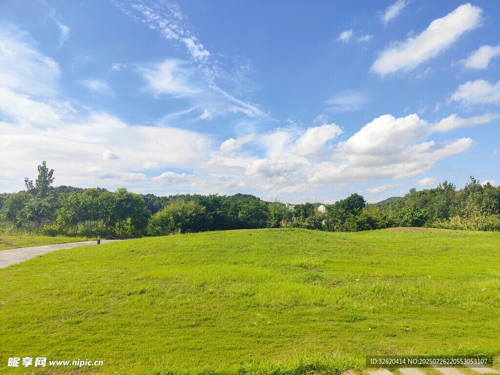 綠野藍(lán)天的清新自然風(fēng)景